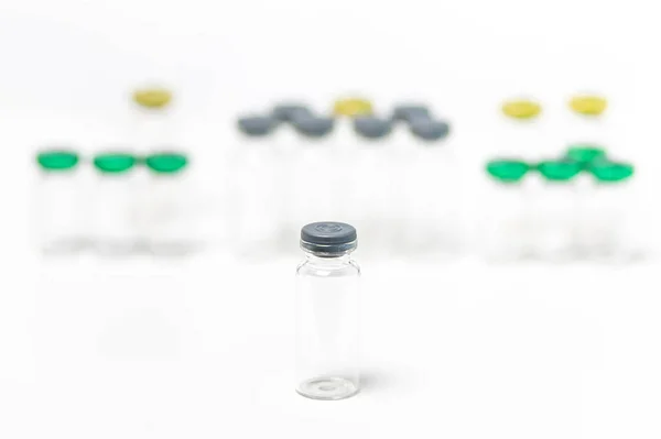 Tiszta Üres Fehér Alapon Izolált Kupakkal Ellátott Injekciós Üvegek Felülnézet — Stock Fotó