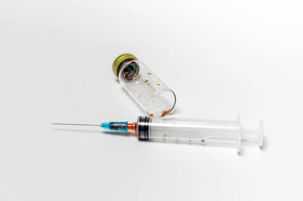 Gebruikte Medische Injectieflacon Injectiespuit Geïsoleerd Witte Achtergrond Ziekenhuisbehandeling Banner Close — Stockfoto