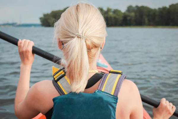 Vista Trasera Joven Rubia Sosteniendo Remo Haciendo Kayak Río Soleado — Foto de Stock