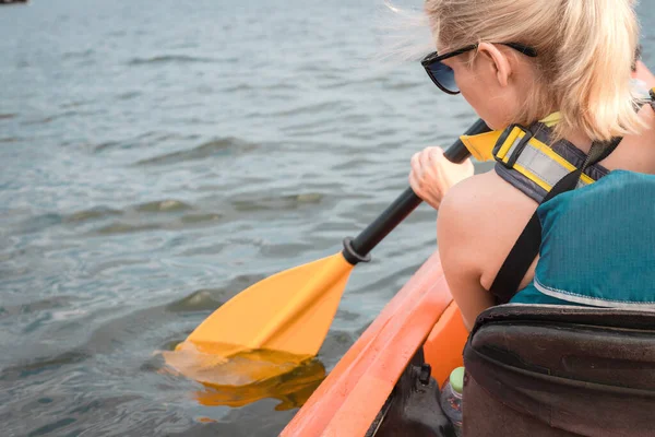 Vista Posteriore Giovane Donna Bionda Remare Kayak Sul Fiume Nella — Foto Stock