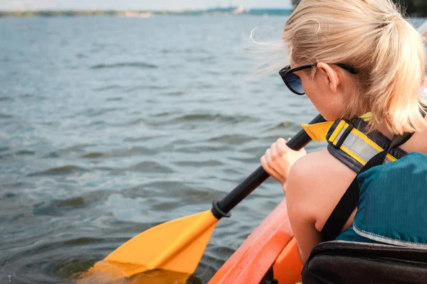 Großaufnahme Und Rückansicht Einer Jungen Blonden Frau Die Einem Sonnigen — Stockfoto