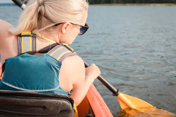 Vista Cerca Hacia Atrás Joven Rubia Remando Haciendo Kayak Río — Foto de Stock