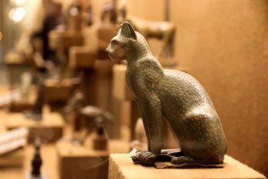 Aziz Petersburg, Rusya - SEP 13, 2016: Eski Mısır 'dan bir kedi olarak Tanrıça Bastet' in antik bronz heykeli. Saint Petersburg, Rusya 'daki inziva müzesinin yan görüntüsü.
