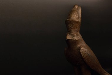 Leiden, Hollanda - 26 Ocak 2019: Antik Mısır 'dan doğan tanrısı Horus' un eski heykeli. Leiden 'daki Kraliyet Antikalar Müzesi' nin (RMO) hükümdarı.).