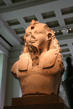 Londra, Birleşik Krallık - SEP 19, 2010: Antik Mısır 'dan Kral III. Amenhotep' in eski bir heykelinin kalıntıları. MÖ 1370.