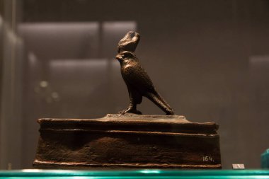 Leiden, Hollanda - 26 Ocak 2019: Antik Mısır 'dan bir şahin olarak Horus' un heykeli olan küçük kuş tabutu. Lahit..
