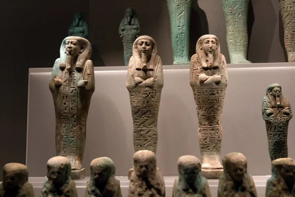 Leiden, Hollanda JAN 26, 2019: Leiden 'daki Mısır Tanrıları sergisinde küçük antik taş Shabti mumya heykelcikleri. Cenaze heykelcikleri.
