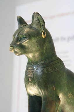 Londra, Birleşik Krallık - SEP 19, 2010: Antik Mısır Gayer-Anderson Kedi heykeli bronzdan yapılmış altın süsler (MÖ 64332) Londra, İngiltere 'deki British Museum' da.