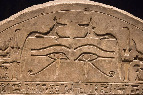 Leiden, Hollanda - 26 Ocak 2019: Mısır Tanrıları sergisi. Antik Mısır hiyeroglifleri Anubis ve Horus 'un gözü ile bir stela üzerinde.