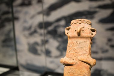 Leiden, Hollanda - Ocak 04, 2020: bronz çağda yapılmış bir terracotta tahta heykelciğinin yakın çekimi. El yapımı biblo.