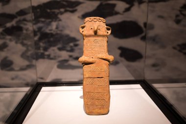 Leiden, Hollanda - Ocak 04, 2020: antik Kıbrıs 'tan kalma, bronz çağda yapılmış eski bir terracotta tahta figürü.