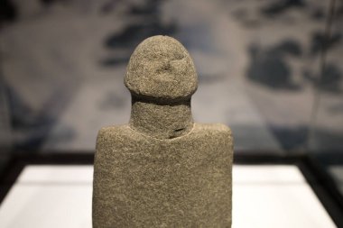 Leiden, Hollanda - Ocak 04, 2020: Antik Kıbrıs 'tan bir insanın eski taş heykelinin yakın çekimi. Milattan Önce 7..