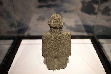 Leiden, Hollanda - Ocak 04, 2020: antik Kıbrıs 'tan eski bir taş heykel. Milattan Önce 7..