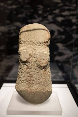 Leiden, Hollanda - Ocak 04, 2020: Antik Kıbrıs 'tan antik bir dolerit taş antropomorfik insan figürüne yakın çekim. M.Ö. 9000 civarında. Ayia Varvara-Asprokremnos 'da kadın heykeli bulundu.