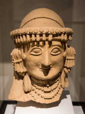 Leiden, Hollanda - Ocak 04, 2020: Antik Kıbrıs 'tan bir kadının kafasının heykeli. M.Ö. 625-600 arası. Agios Georgios Rigatos.