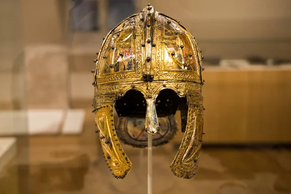 荷兰莱顿 Dec 2020 一个古罗马士兵的古老镀金银马术头盔 1910年 它在荷兰城市皮尔市被发现 — 图库照片