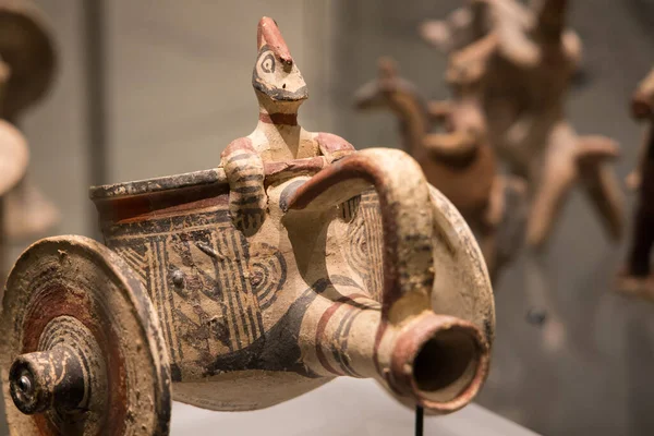 Leiden, Hollanda - Ocak 04, 2020: Antik Kıbrıs 'tan kalma bir kavanozdan yapılmış küçük bir terracotta savaşçı savaş arabası heykelciğine yakın plan. At binicisi.