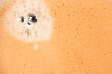 Bir fincan taze kahvenin kremalı kahvesine yakın plan..