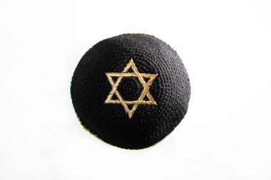 İsrailli siyah kippah, üzerinde beyaz arkaplan ve tepeden bakan bir David yıldızı var..