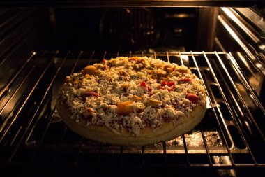 Az önce dondurulmuş bir pizza fırına girdi. Donmuş ve neredeyse yemeye hazır..