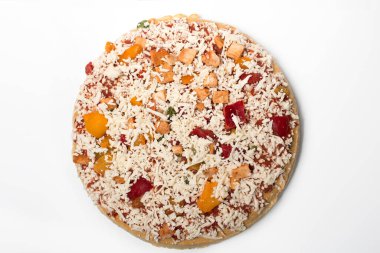 Donmuş pizzanın beyaz arka planlı üst görüntüsü.