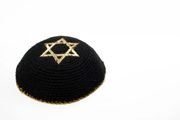 İsrailli siyah Kippah, üstünde beyaz arkaplanı olan David yıldızı..