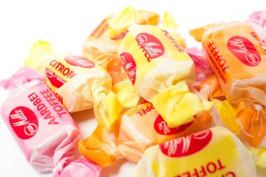 Schiedam, Hollanda - OCT 27, 2019: farklı aromalı renkli meyve şekerlemeleri yığını. şeker koleksiyonu