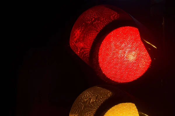 İsrail 'de gece vakti trafik ışıkları kapanıyor. Kırmızı ışık.