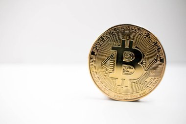 Beyaz arkaplanı olan altın bir Bitcoin 'in yakın çekimi. BTC şifreleme para birimi.