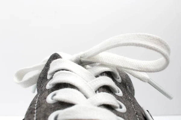Önden Beyaz Arka Planı Olan Bir Spor Ayakkabısının Yakın Çekimi — Stok fotoğraf
