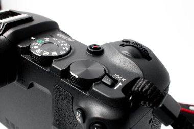 Schiedam, Hollanda - NOV 23, 2019: Yeni Canon EOS RP tam kare aynasız kamera gövdesine yakın çekim.