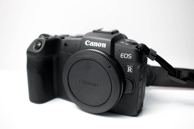 Schiedam, Hollanda - NOV 23, 2019: Yeni Canon EOS RP 'nin tam kare aynasız kamera gövdesinin beyaz arkaplandaki görüntüsü.