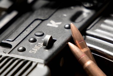 Schiedam, Hollanda - DEC 01, 2019: Kalaşnikof saldırı tüfeğine yakın çekim. Askeri tüfek 7.62x39.