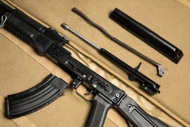 Parçalanmış bir saldırı tüfeğinin temel parçalarının üst görüntüsü. Rus Kalaşnikof MKK-104 (son model AK-47).