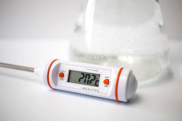 Een Digitale Thermometer Voor Een Vloeistof Een Glazen Erlenmeyer Een — Stockfoto