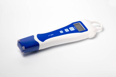 Beyaz arka planda dijital bir pH ölçüm cihazı. Modern laboratuvar ekipmanları.