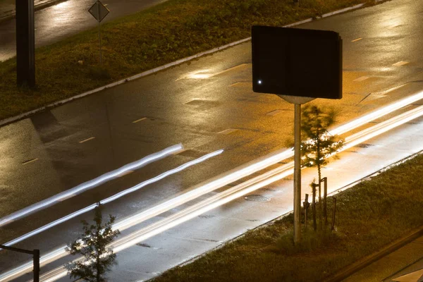 Hollanda, Schiedam 'daki trafik ve arabaların uzun süreli ışıklarıyla bir yolun kapatılması.
