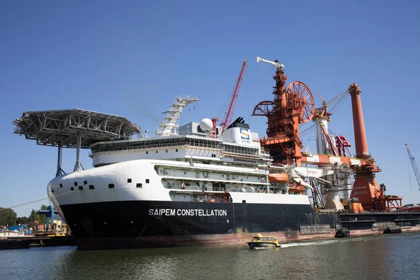 Schiedam, Hollanda - 31 Temmuz 2020 Saipem Takımyıldızı bakım ve su taksisi için Schiedam 'daki Huisman Malzemeleri' ne yanaştı..