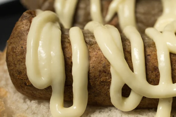 Close Van Nederlandse Snack Broodje Frikandel Met Mayonaise Saus Diep — Stockfoto