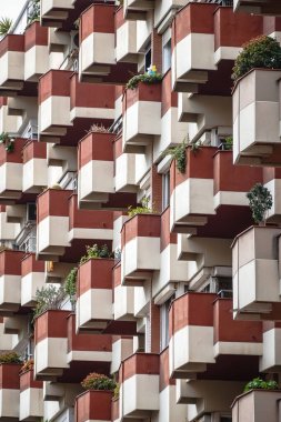 Barselona 'da balkonlu bir bina.