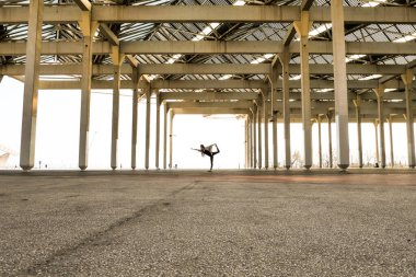 Barcelona 'da farklı yerlerde yoga pozisyonları ve rutinler yapan bir kız..