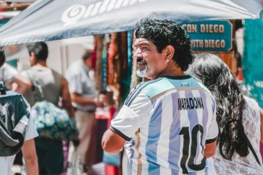 Buenos Aires 'teki Diego Armando Maradona' ya benzeyen bir adam.