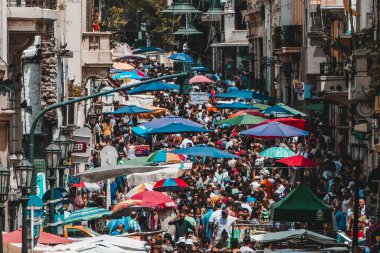 Buenos Aires 'in işlek caddesi