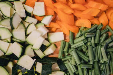 Tahta masadaki farklı sebzeler.