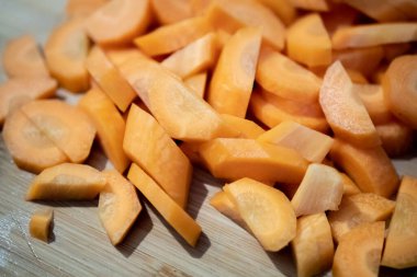 Masada kesilmiş turuncu havuç.