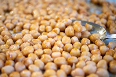 Tür ve kaşıkla bir tencerede portakal bezelyesi