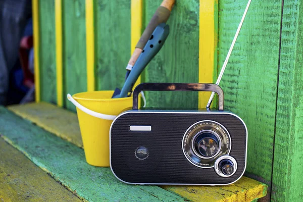 Retro Velho Rádio Balde Com Acessórios Jardim Frente Verde Brilhante — Fotografia de Stock