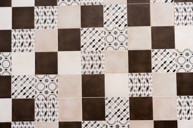 Seramik fayanslar çiçek deseni. Kahverengi, bej, beyaz. Seramik seramik desen. Kare taş. Evdeki, banyodaki, mutfaktaki tamirat. Seramik fayans dokusu. Çizgili desen