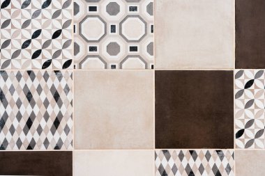 Seramik fayanslar çiçek deseni. Kahverengi, bej, beyaz. Seramik seramik desen. Kare taş. Evdeki, banyodaki, mutfaktaki tamirat. Seramik fayans dokusu. Çizgili desen