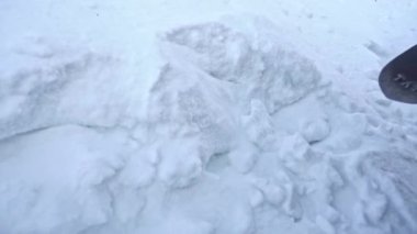 Hindistan 'ın kuzeyindeki Spiti Vadisi' nde kar tozu sürüyorum.